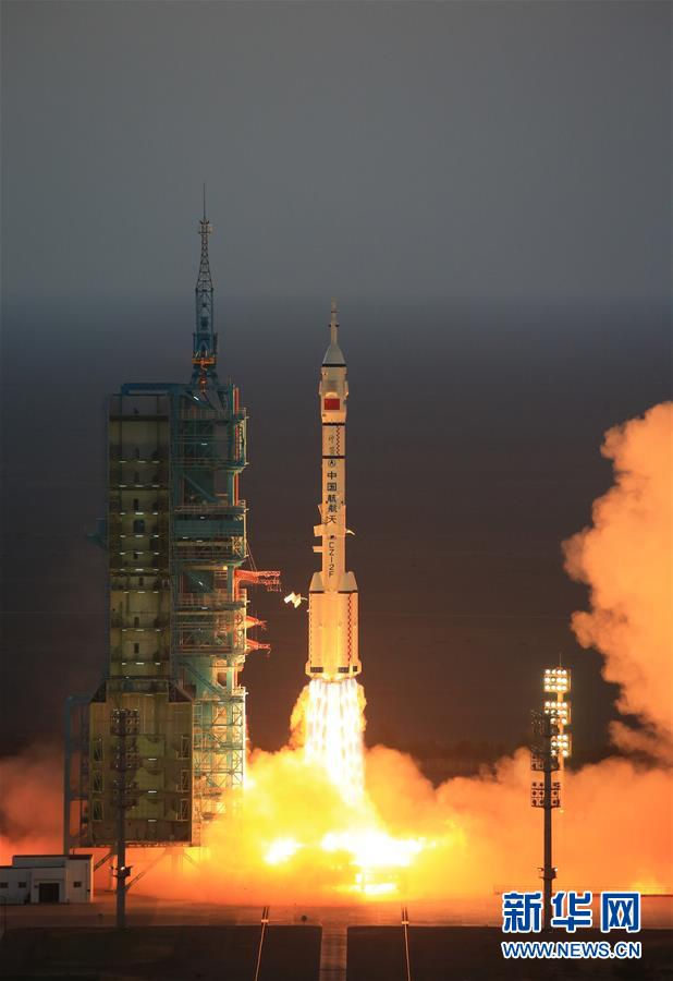 Успешный запуск пилотируемого космического корабля &apos;Шэньчжоу-11&apos; (&apos;Священный челн-11&apos;) проведен 07:30 17 октября /по пекинскому времени/, экипаж состоит из двух космонавтов -- Цзин Хайпэна и Чэнь Дуна.
