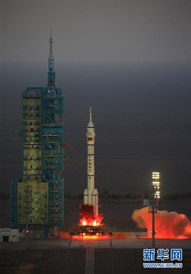 Успешный запуск пилотируемого космического корабля 'Шэньчжоу-11' ('Священный челн-11') проведен 07:30 17 октября /по пекинскому времени/, экипаж состоит из двух космонавтов -- Цзин Хайпэна и Чэнь Дуна.