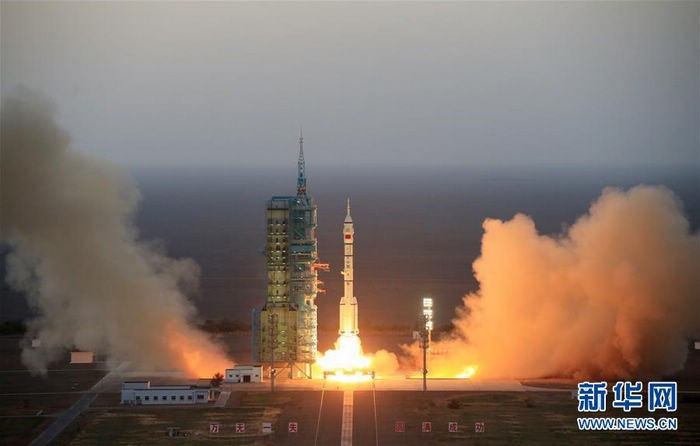 Успешный запуск пилотируемого космического корабля 'Шэньчжоу-11' проведен 07:30 17 октября