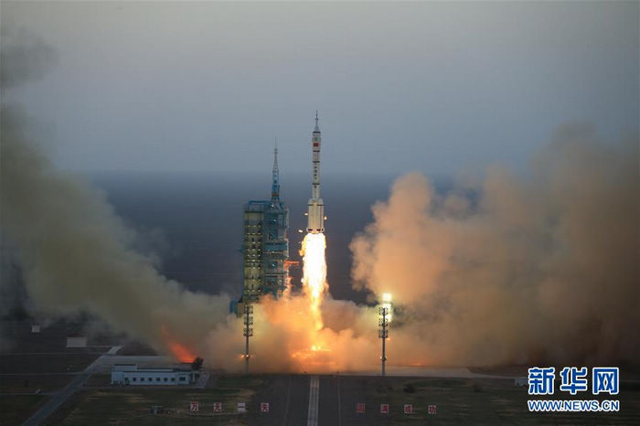 Успешный запуск пилотируемого космического корабля 'Шэньчжоу-11' ('Священный челн-11') проведен 07:30 17 октября /по пекинскому времени/, экипаж состоит из двух космонавтов -- Цзин Хайпэна и Чэнь Дуна.