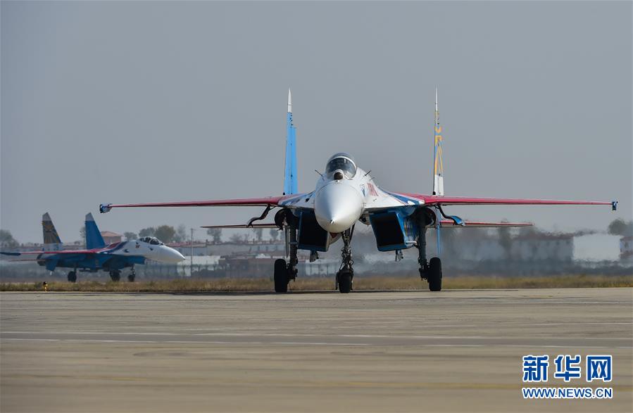 25 октября 5 истребителей Су-27 и один ведущий военно-транспортный самолет Ил-76 российской группы высшего пилотажа «Русские витязи» прибыли в международный аэропорт Байта в г. Хух-Хото, Внутренняя Монголия. 