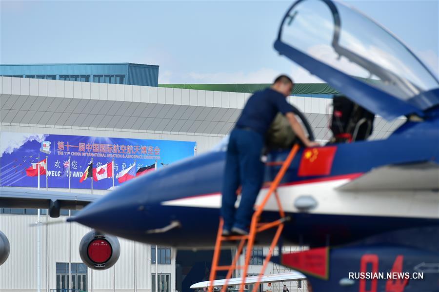 Семь истребителей 'Цзянь-10' авиационной группы высшего пилотажа 'Ба И' /'Первое августа'/ ВВС НОАК в среду прилетели в Чжухай /провинция Гуандун, Южный Китай/, где выступят на 11-м Китайском международном авиационно-космическом салоне.