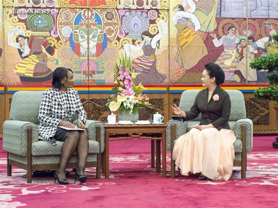Пэн Лиюань встретилась с супругой президента Малави, вице-президентом Организации первых леди Африки против ВИЧ/СПИДа