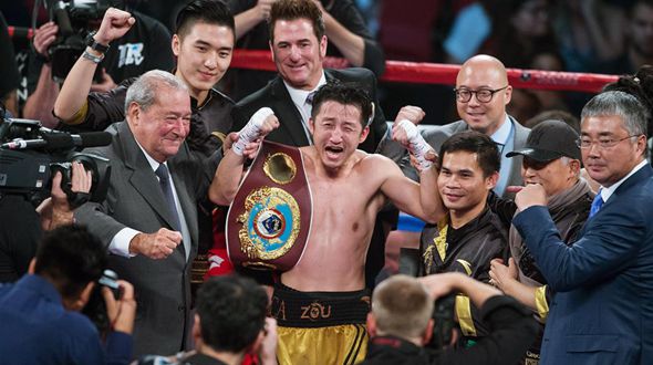 Цзоу Шимин завоевал большой шлем в своей профессиональной боксёрской карьере