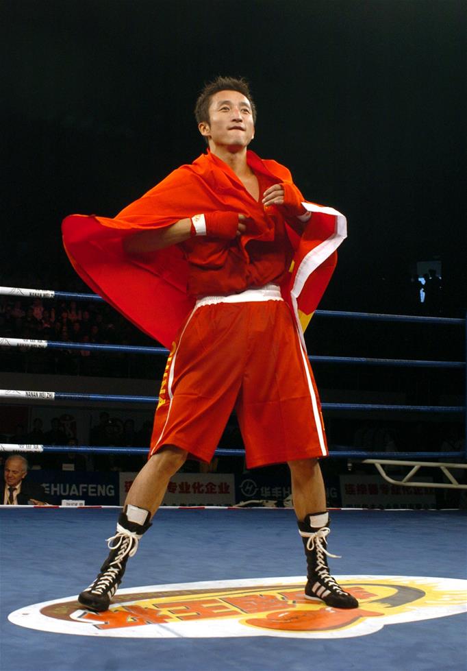 Цзоу Шимин завоевал большой шлем в своей профессиональной боксёрской карьере
