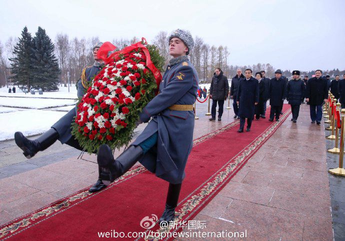 Ли Кэцян возложил венок на Пискаревском мемориальном кладбище