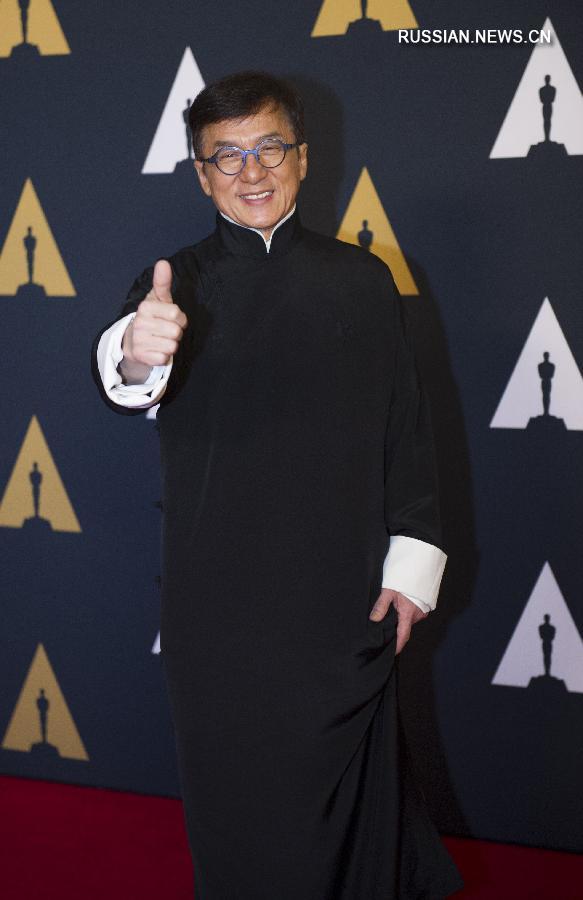 Джеки Чан стал первым этническим китайцем, удостоенным этой чести.