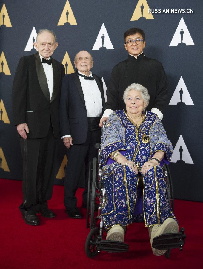 Совет Академии кинематографических искусств и наук США в субботу вручил знаменитому китайскому актеру Джеки Чану, а также троим британским и американским деятелям кино премии 'Оскар' за их вклад в киноискусство.