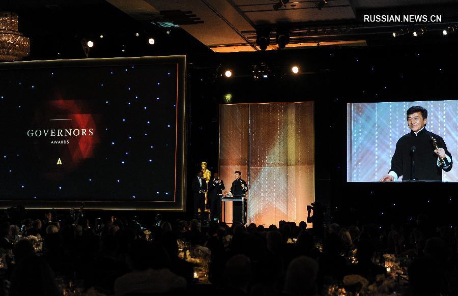 62-летний Джеки Чан за более чем 50 лет работы в сфере киноиндустрии выступал не только как актер, но и как сценарист, режиссер и продюссер. Актер в своих фильмах прекрасно сочетал боевое мастерство кунфу и комедийный талант.