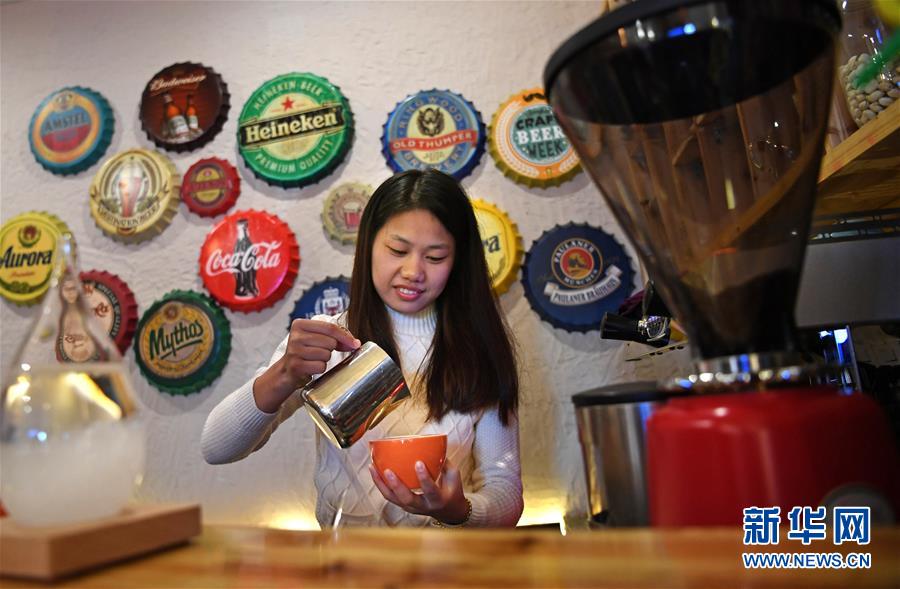 В этом году в период национального праздника кофейня «Свинарник», которая еще находилась в пробной эксплуатации, ежедневно зарабатывала 1000 юаней. Такой успех вселил в душу девушки еще большую надежду на будущее. 