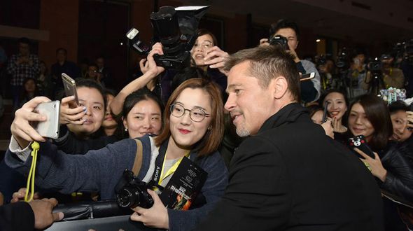Брэд Питт прилетел в Шанхай в рамках промо-кампании нового фильма «Союзники» (Allied)