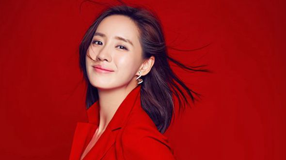 Актриса Ван Чжи в красном платье снялась в фотосессии для промо-кампании