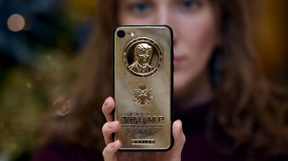 В России появился позолоченный смартфон iPhone7 с портретом Трампа