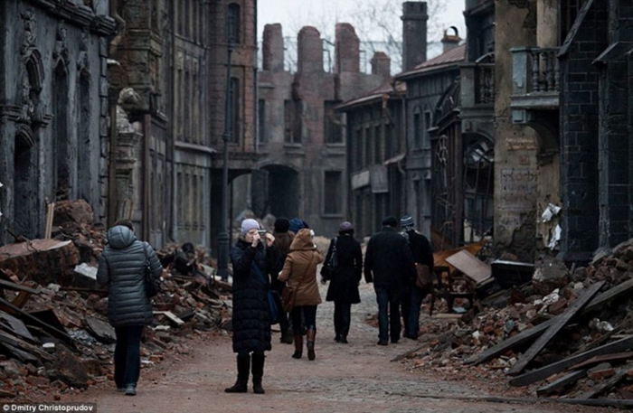 Два мира: с одной стороны высотное здание, с другой стороны мрачный город-призрак