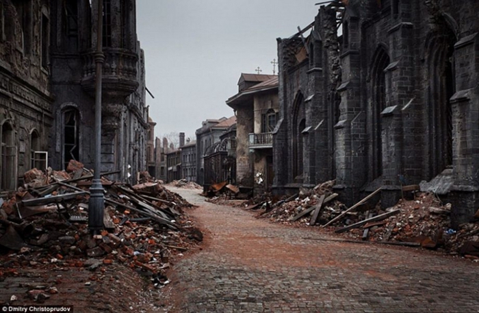 Два мира: с одной стороны высотное здание, с другой стороны мрачный город-призрак