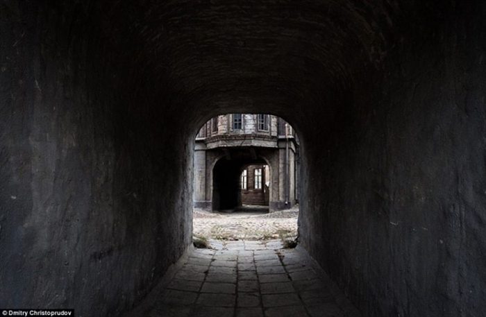 Два мира: с одной стороны высотное здание, с другой стороны мрачный город-призрак