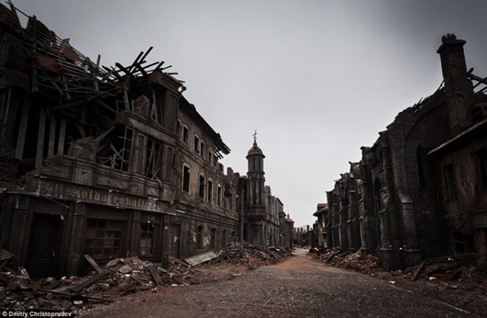 Два мира: с одной стороны высотное здание, с другой стороны мрачный город-призрак