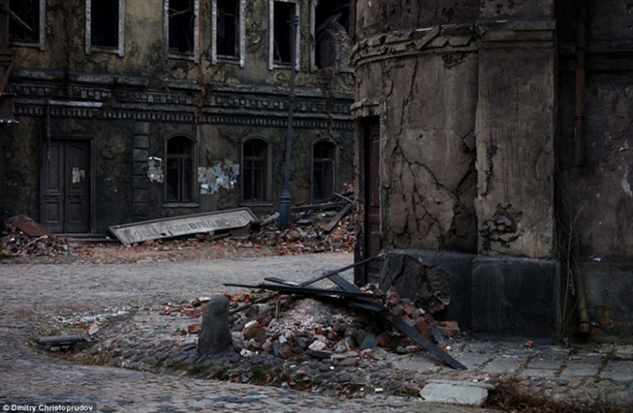 Два мира: с одной стороны высотное здание, с другой стороны мрачный город-призрак