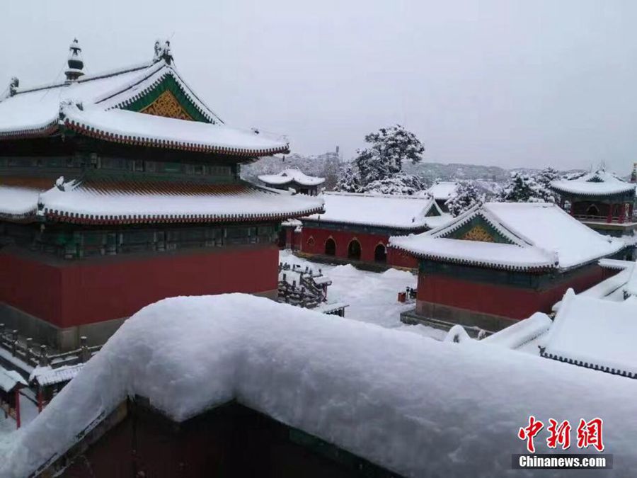 Сильнейший для ноября за последние 40 с лишним лет снегопад обрушился на китайский г. Чэндэ