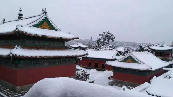 Сильнейший для ноября за последние 40 с лишним лет снегопад обрушился на китайский г. Чэндэ