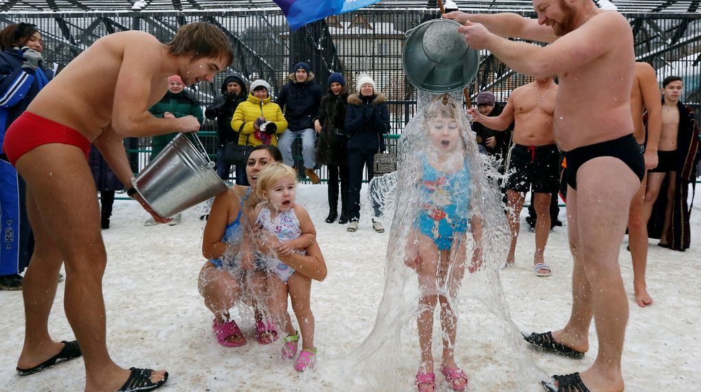Как я стал настоящим русским: россияне устроили обливания ледяной водой в честь международного дня белого медведя
