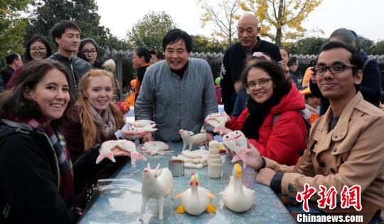В провинции Чжэцзян иностранцы вместе с местными жителями лепили новогоднее печенье, чтобы приобщиться к китайской традиции