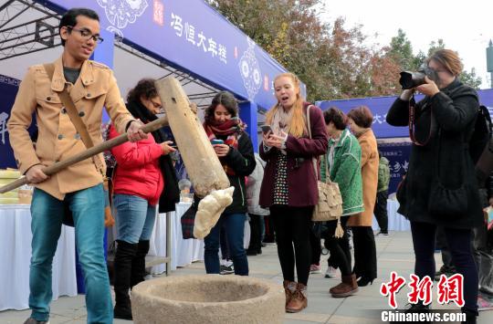 В провинции Чжэцзян иностранцы вместе с местными жителями лепили новогоднее печенье, чтобы приобщиться к китайской традиции