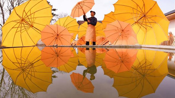 Зонтики из уезда Цзинсянь -- узнаваемый образ Китая