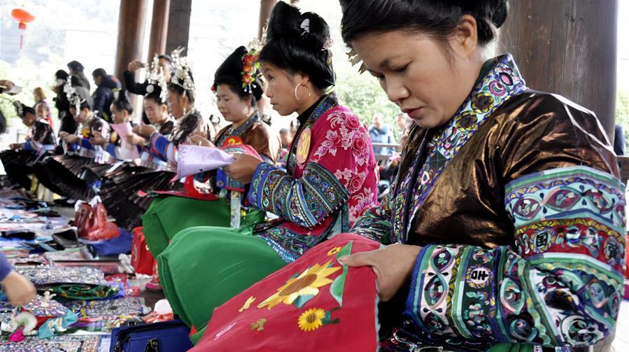 Мастерицы-вышивальщины собрались в уезде Цунцзян
