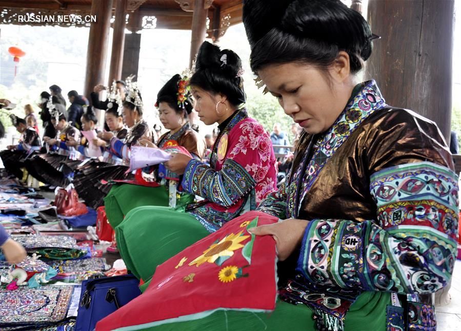 Мастерицы-вышивальщины собрались в уезде Цунцзян