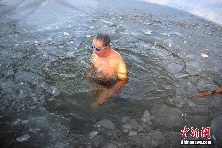 Китайские «моржи» в возрасте искупались на морозе
