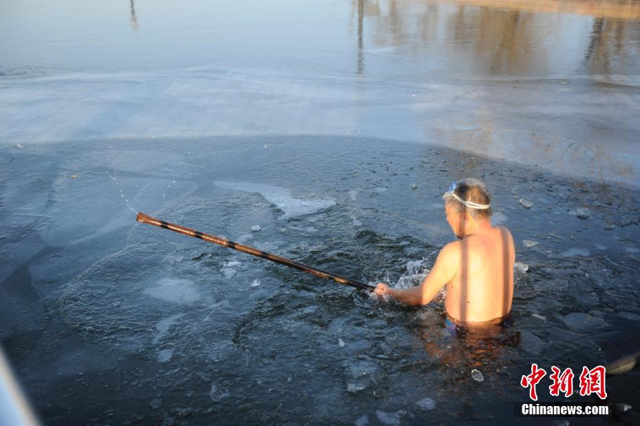 Китайские «моржи» в возрасте искупались на морозе