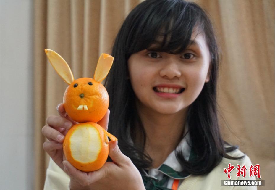Тайваньская учительница вырезает фигуры «животных» из фруктов
