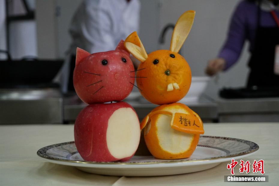 Тайваньская учительница вырезает фигуры «животных» из фруктов