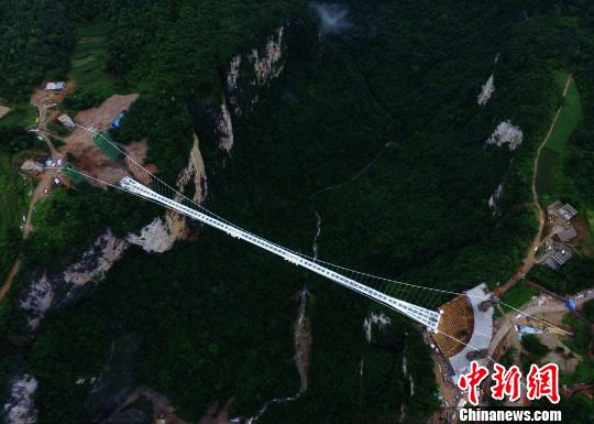 Самый длинный и высокий в мире стеклянный мост