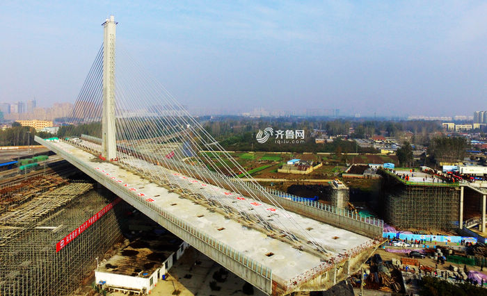 Разворот центральной части самого важного вантового моста на востоке Китая