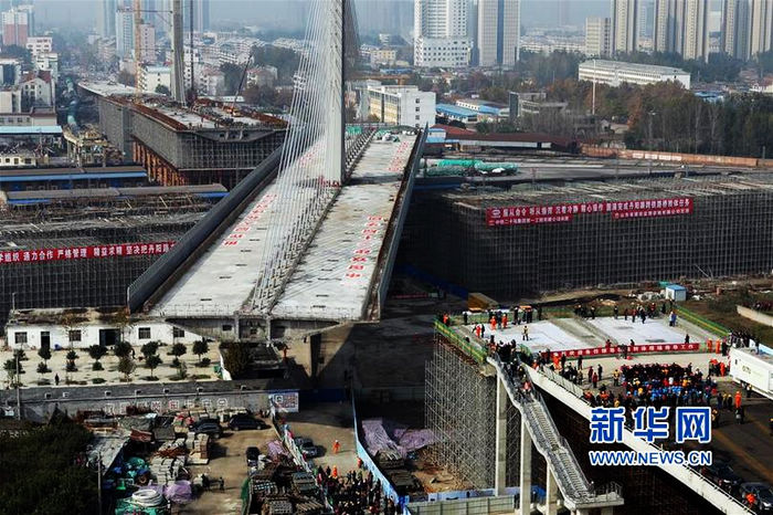 Разворот центральной части самого важного вантового моста на востоке Китая