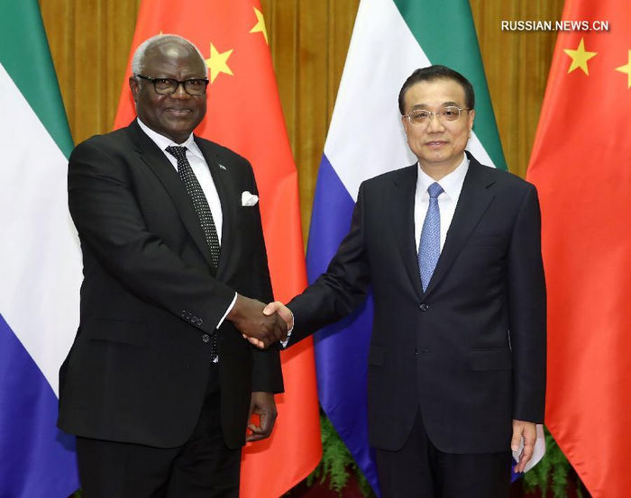 Ли Кэцян встретился с президентом Сьерра-Леоне Э. Коромой