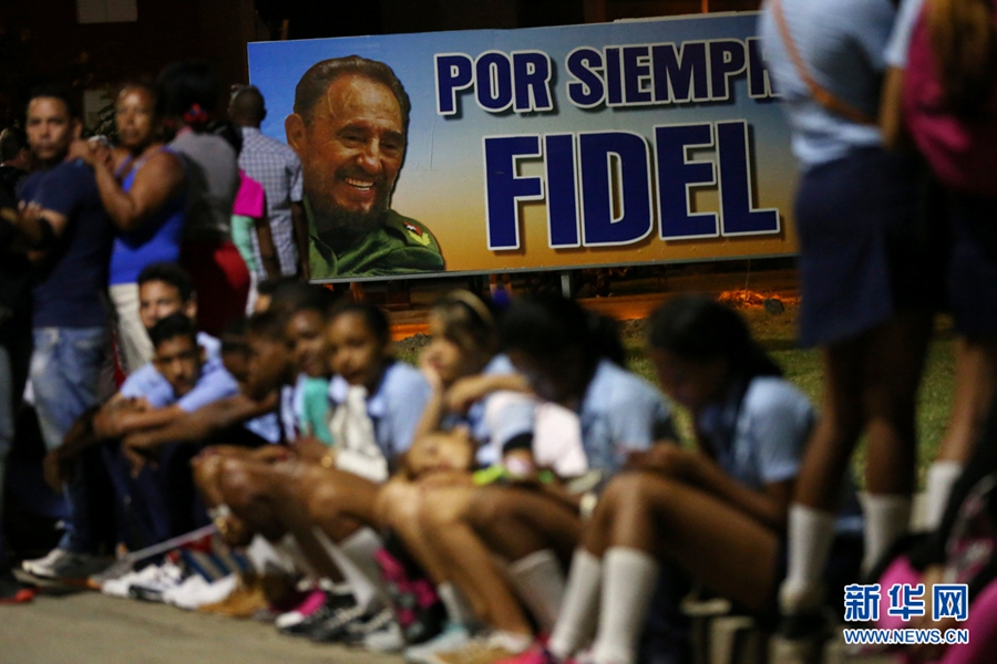 Фидель Кастро похоронен в «городе–герое», младший брат Рауль Кастро лично захоронил его прах