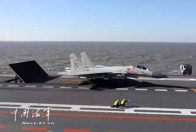 Китайский авианосец 'Ляонин' принял участие в боевых стрельбах