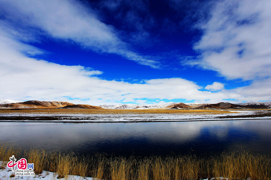 Зимние пейзажи в Аба-Тибетско-Цянском автономном округе провинции Сычуань проникнуты загадочностью и уникальным колоритом