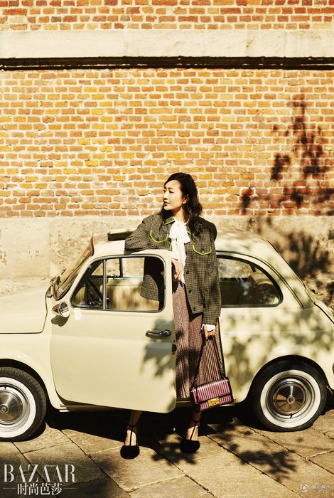 Ван Оу в последних фото с винтажным стилем