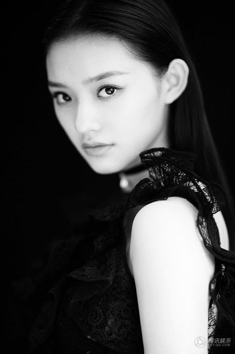 Восходящая кинозвезда Линь Юнь в черно-белых фото