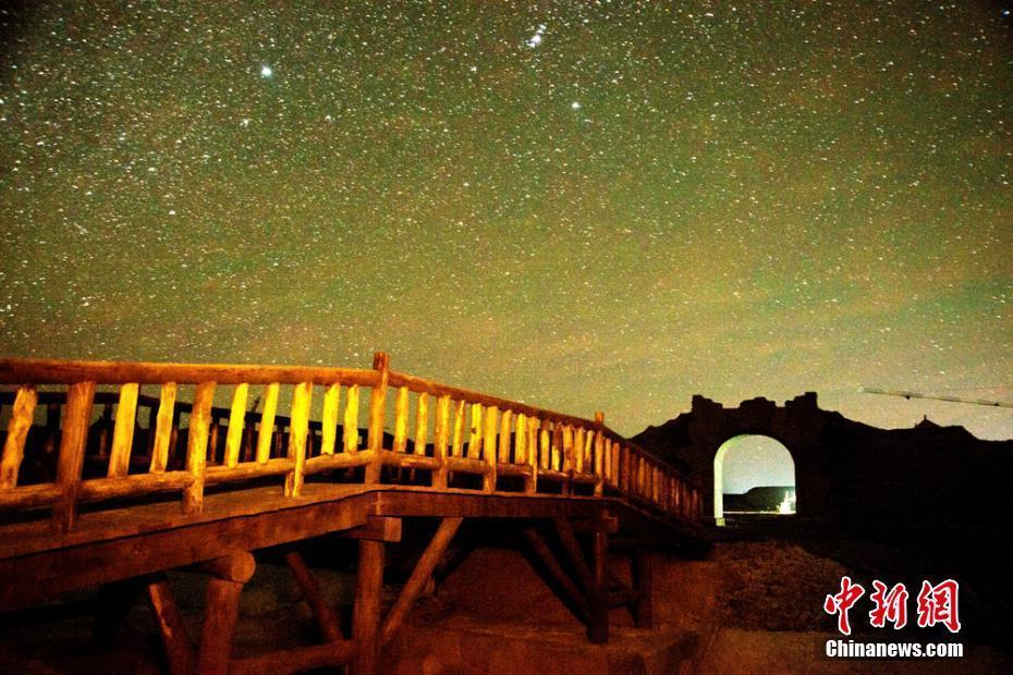 Звездное небо над пустыней Дуньхуан