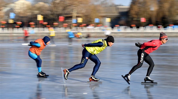 Здоровье нации -- Зимний день на льду озера в парке Шишахай