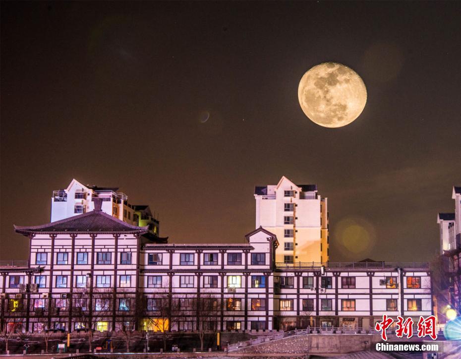 Супер-Луна над пустыней Дуньхуан