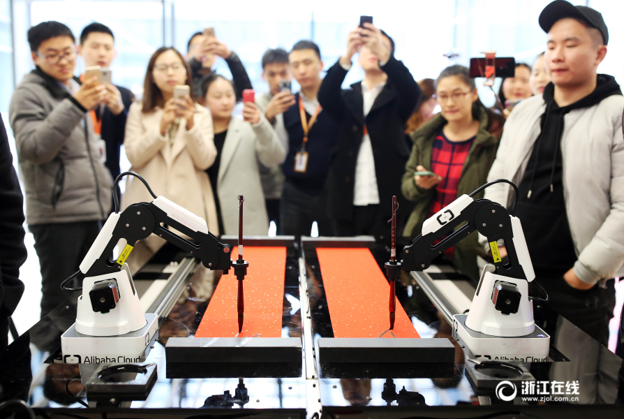 В Ханчжоу показали робота, который пишет новогодние парные поздравления