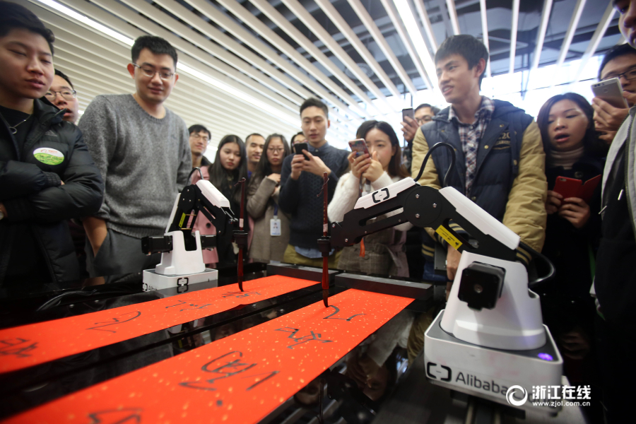 В Ханчжоу показали робота, который пишет новогодние парные поздравления