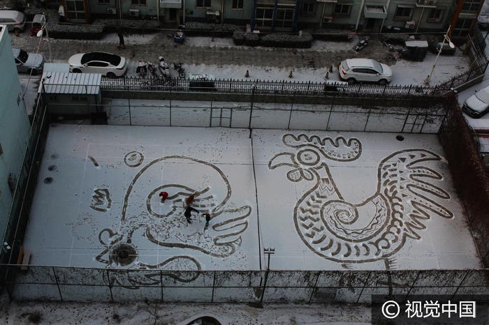 Пекинец рисовал «золотого петуха» на снегу