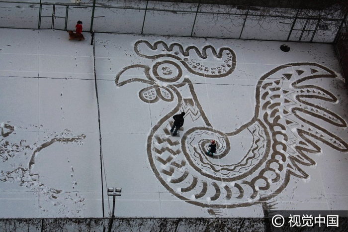 Пекинец рисовал «золотого петуха» на снегу